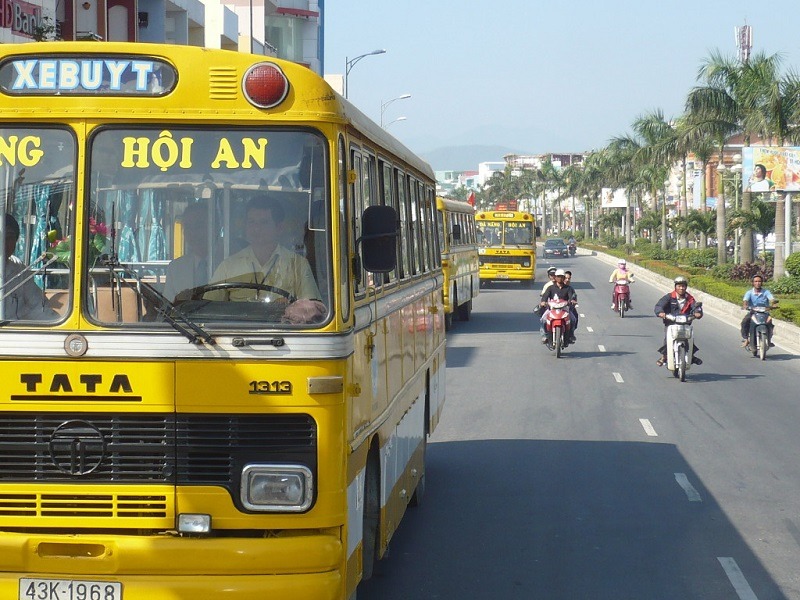 Đi xe buýt để di chuyển đến bãi biển Mỹ Khê Đà Nẵng