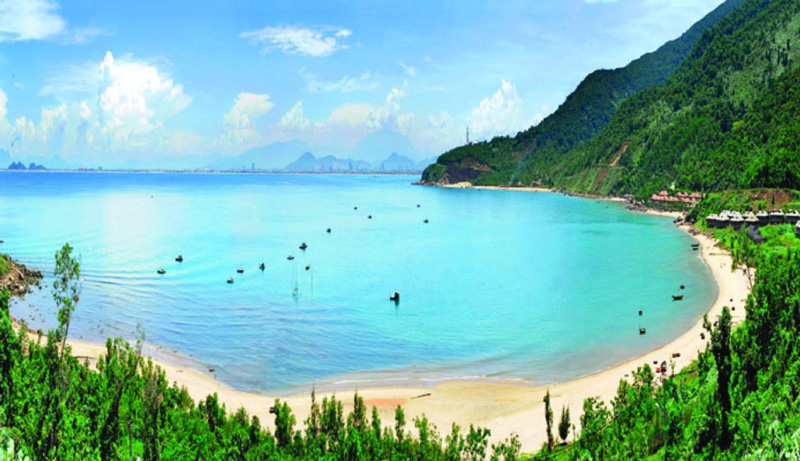 Bãi biển Tiên Sa Đà Nẵng nằm ngay dưới chân núi của bán đảo Sơn Trà