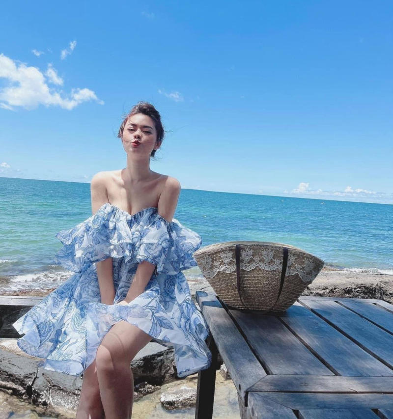 Một chiếc váy thật xinh tha hồ chụp hình sống ảo tại bãi biển Đà Nẵng xinh đẹp 