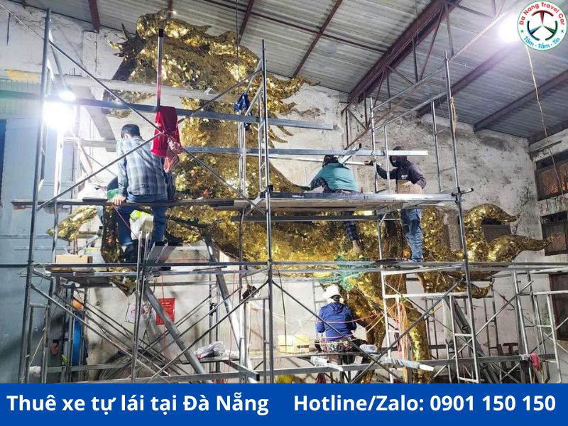 Linh vật ngựa vàng tết Bính Ngọ đang được các nghệ nhân chế tác